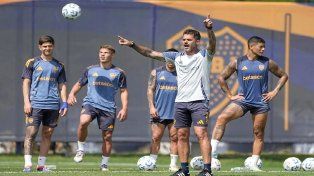 Fernando Gago dando indicaciones en la práctica de Boca Juniors.