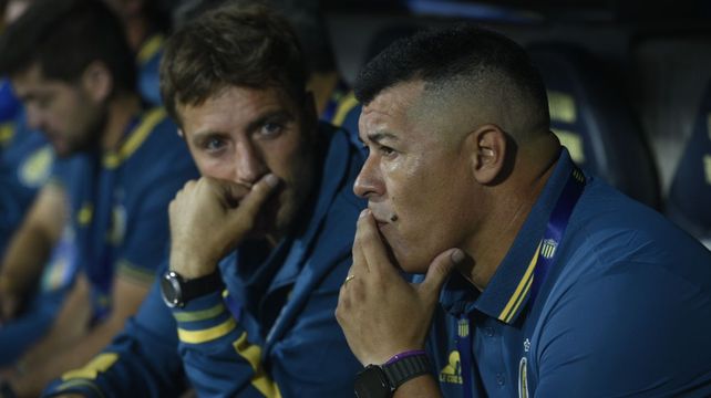 Uno de los pocos momentos en que Jorge Almirón se sentó en el banco de Central. El debut en Copa Libertadores no le dio el resultado esperado.