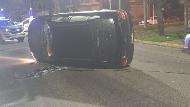 Ocurrió en calle Brown de Paraná este domingo. El conductor de un auto Chevrolet colisionó de atrás un vehículo de la Secretaría de Trabajo de la Provincia