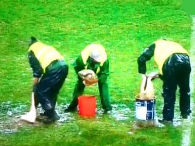 Tecnología de punta: ¡Esponjas y baldes para secar la cancha!