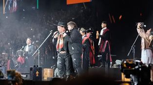 En el Festival de Jesús María Javier Milei se mostró agradecido con el electorado cordobés que lo ayudó a ser presidente, y cantó con el Chaqueño Palavecino