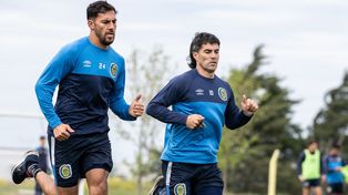 La foto que Central publicó en a noche del martes, con Mallo y Malcorra en medio del entrenamiento.