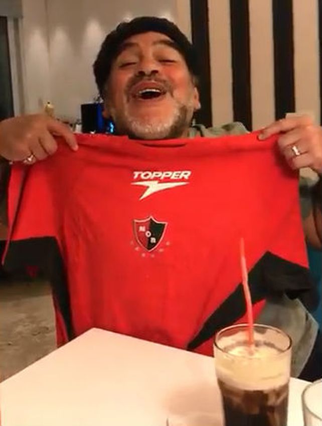 Diego Maradona grabó un video con la camiseta de Newells y cargó a los hinchas de Central.&nbsp;