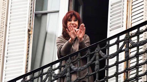 Cristina Fernández seguirá con tobillera electrónica