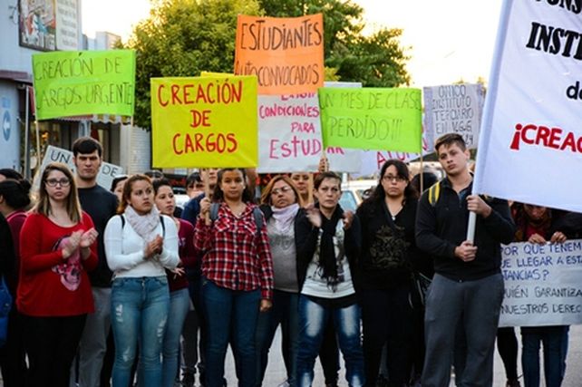en la calle. Uno de los recientes reclamos públicos que hicieron estudiantes y docentes para pedir mejoras en el establecimiento.&nbsp;