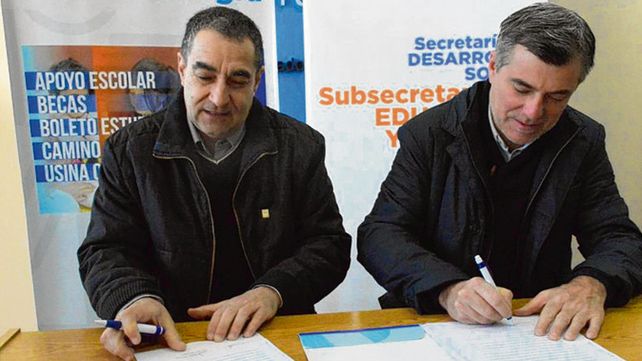 Rúbrica. El decano Amigo y Freyre durante la firma del contrato.