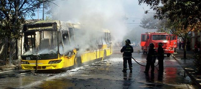 Los bomberos lograron contener las llamas. (Foto: gentileza J. J. Garcia / El Ciudadano)