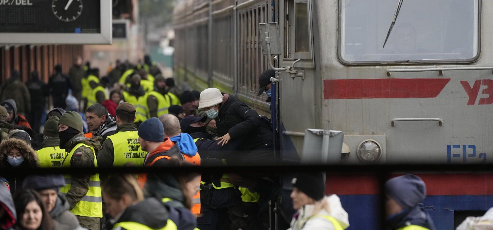 Desplazados que huyen de Ucrania abarrotan un andén en la estación de tren de Przemysl, Polonia, el jueves 3 de marzo de 2022. Más de 1 millón de personas han huido de Ucrania tras la invasión de Rusia en el éxodo de refugiados más rápido de este siglo, dijo el jueves el portavoz de Naciones Unidas.