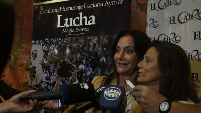 Una muy sonriente Luciana Aymar, junto a Marisa Brida, una ex Leona y promotora del evento a Lucha, la más grande del hockey.