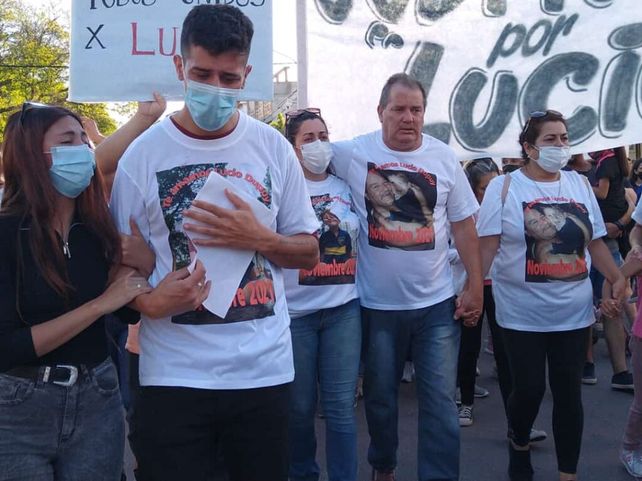 Los abuelos (ctro) y otros familiares de Lucio Dupuy durante una de las marchas que organizaron.&nbsp;