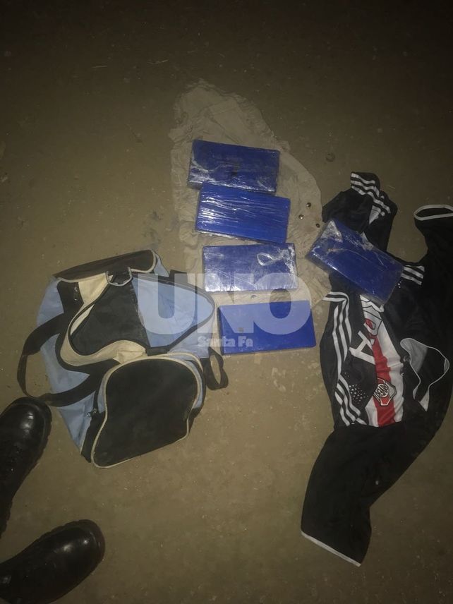 Gendarmería secuestró cinco kilos de cocaína cuando intentaron identificar a un joven que sigue prófugo