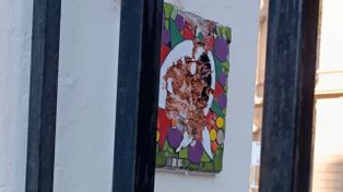 Normal 1: vandalizaron mosaicos por la memoria en el ingreso a la escuela