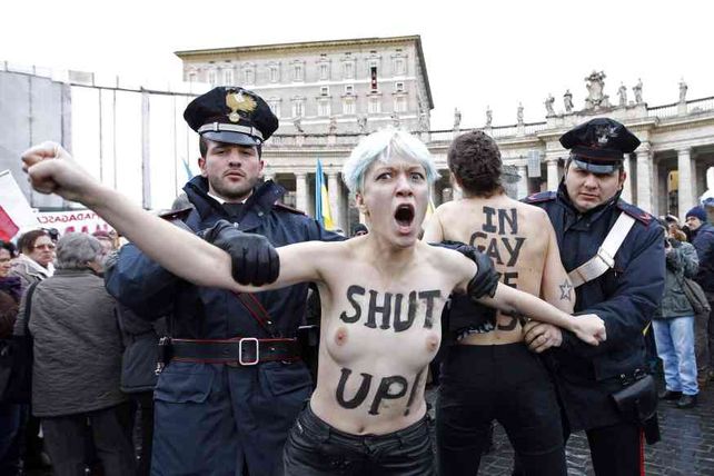 Militantes de Femen se desnudan ante el Papa por los derechos de las mujeres y los homosexuales