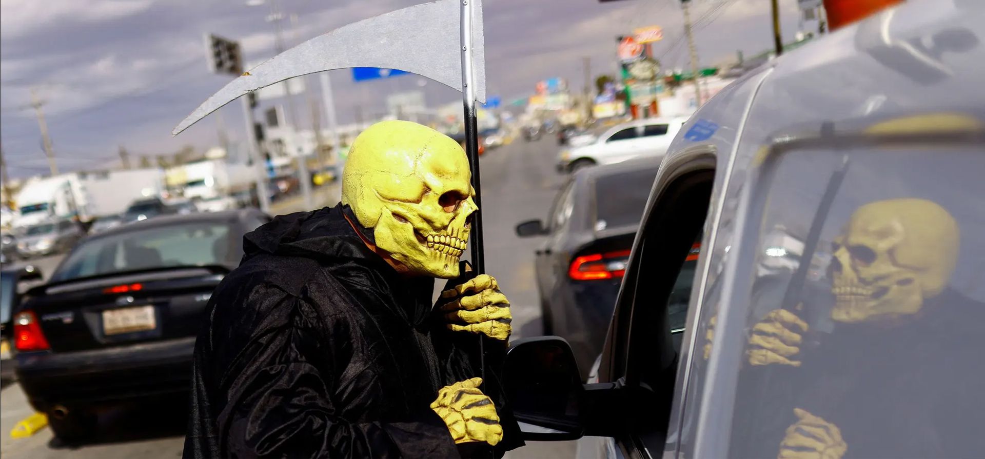 Ciudad Juárez, México. Un empleado de Protección Civil disfrazado de muerto participa en la campaña 