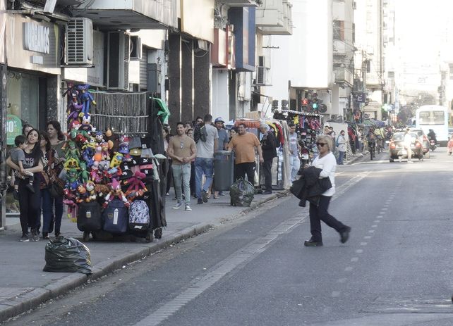 Abarrotada. La arteria es la que mayor cantidad de puestos tiene en la ciudad.