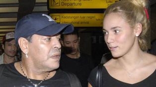 Maradona reapareció con su novia Rocío en Indonesia