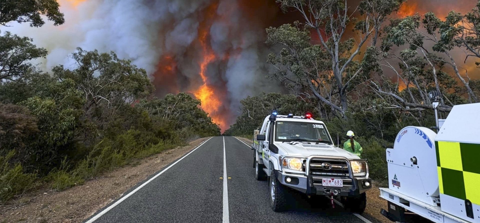Personal del departamento de bomberos del condado observa las llamas y el humo de un incendio fuera de control en el parque nacional Grampians, en el estado de Victoria, Australia, el 20 de diciembre de 2024. (Centro de Control Estatal vía AP) Personal del departamento de bomberos del condado observa las llamas y el humo de un incendio fuera de control en el parque nacional Grampians, en el estado de Victoria, Australia, el 20 de diciembre de 2024. (Centro de Control Estatal vía AP)