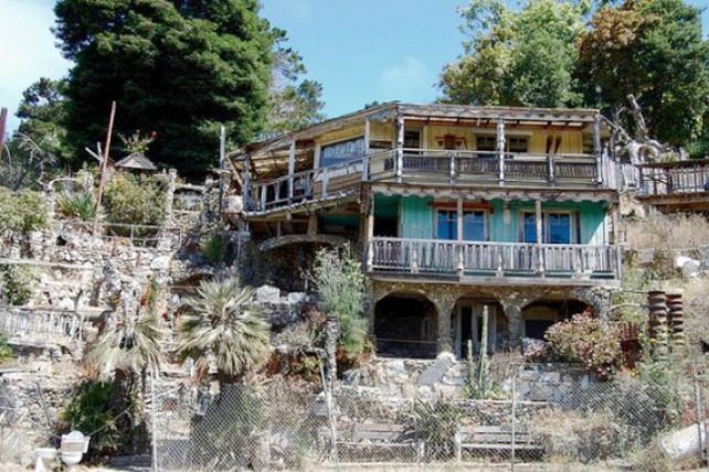 Conocé la mansión construida enteramente con basura