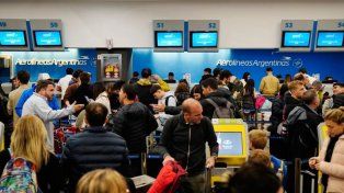 Pasajeros procurando una solución en Aeroparque ante el paro de pilotos y aeronavegantes de Aerolíneas Argentinas