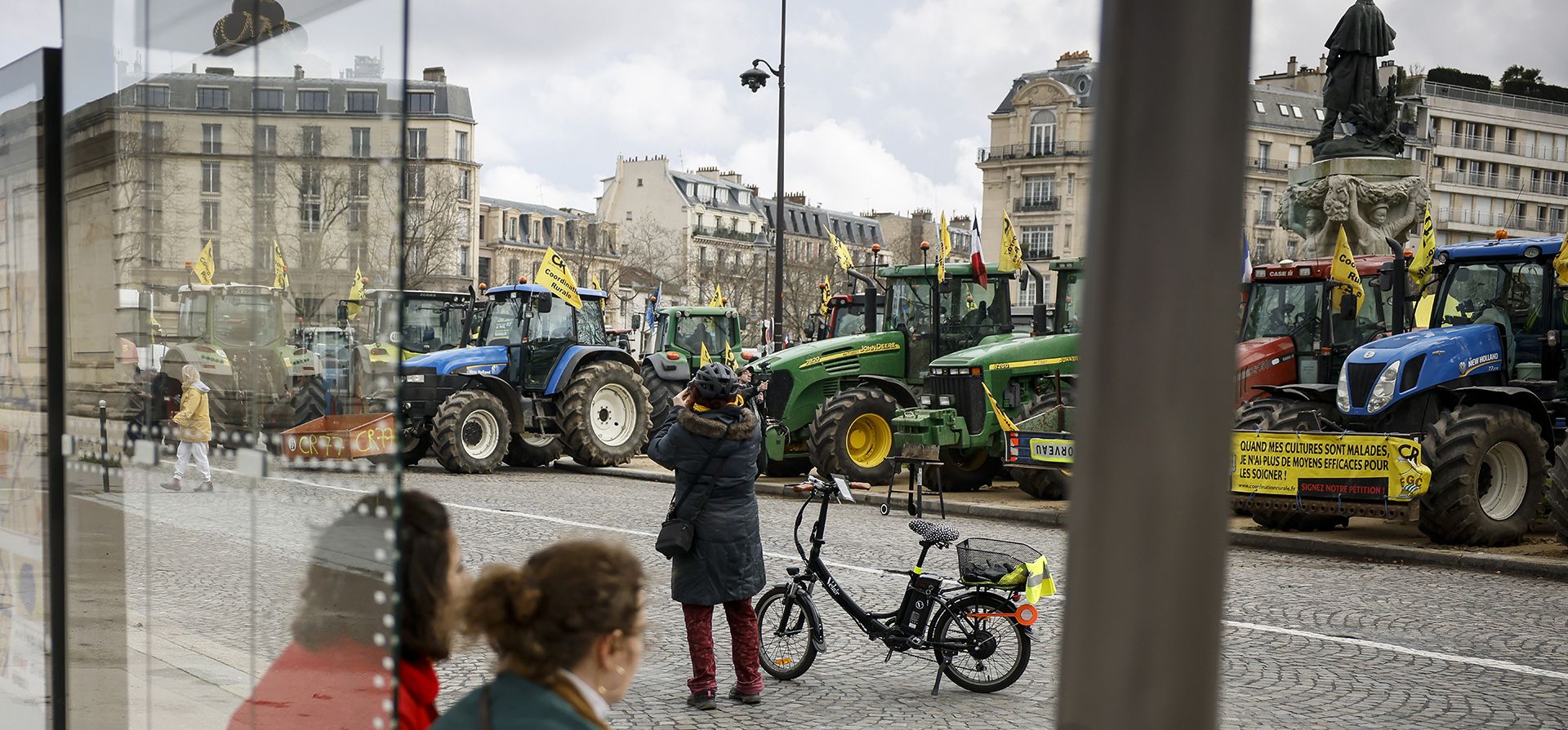 La gente observa los tractores haciendo fila en una plaza, el viernes 23 de febrero de 2024 en París. Los agricultores enojados regresaron a París en sus tractores en una nueva protesta exigiendo más apoyo gubernamental y regulaciones más simples, en vísperas de una importante feria agrícola en la capital francesa. (Foto AP/Thomas Padilla) La gente observa los tractores haciendo fila en una plaza, el viernes 23 de febrero de 2024 en París. Los agricultores enojados regresaron a París en sus tractores en una nueva protesta exigiendo más apoyo gubernamental y regulaciones más simples, en vísperas de una importante feria agrícola en la capital francesa. (Foto AP/Thomas Padilla)