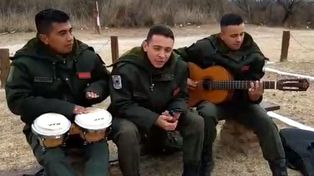 Conocé a los gendarmes que la rompen cantando Maluma