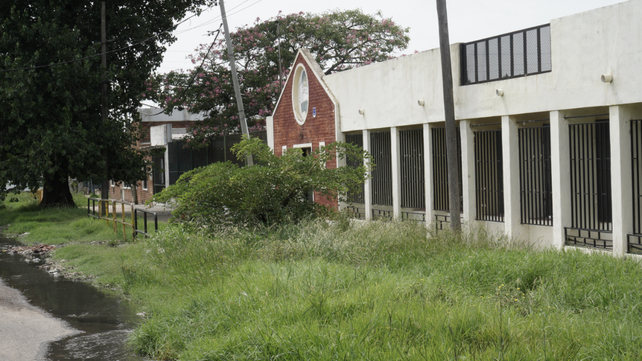No todas en condiciones: la escuela José Mariano Serrano se encuentra enclavada entre altos yuyos y aguas servidas.