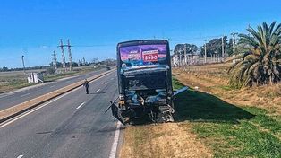 Un camión chocó al colectivo que trasladaba a Unión.