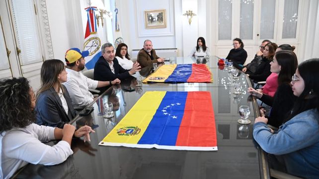 Pablo Javkin junto al concejal Carlos Cardozo y los representantes de los residentes de Venezuela en Rosario.