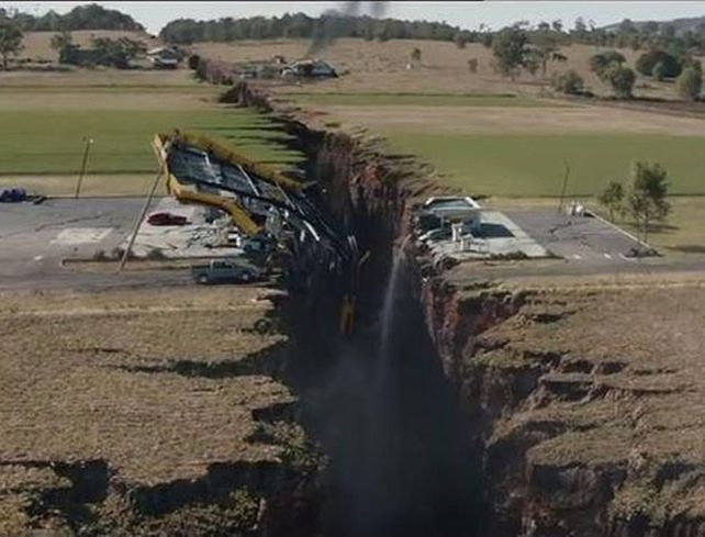 El filme cuenta la historia de un rescatista que debe enfrentar tres terremotos en la costa oeste de EE.UU.