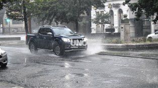 En la ciudad cayeron más de 60 milímetros de lluvia en algunos barrios y hay calles anegadas