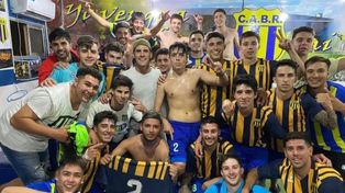 Los auriazules de Bernardino Rivadavia y una alegría que los pone en carrera a los playoffs.