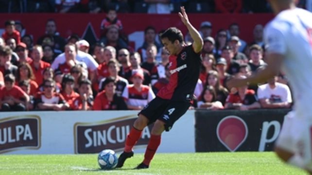 Prepara el tiro. Angelo Gabrielli saca el derechazo que terminará siendo el tercero en la goleada 4 a 1 ante Huracán.