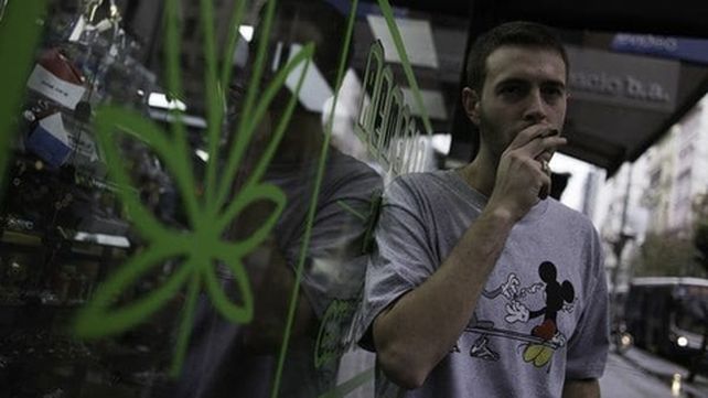 relax. Un joven fuma un cigarrillo en la avenida 18 de Julio