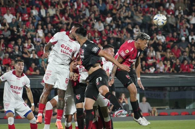 Newells y Unión no se sacan ventajas en los primeros minutos de juego.
