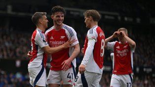 Arsenal goleó a Ipswich Town y le negó momentáneamente el título a Liverpool