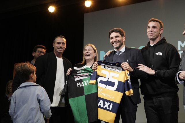Juan Imhoff y Leo Senatore entregaron camisetas en el Museo del Deporte Santafesino.