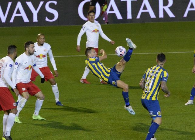 Marco Ruben hace una pirueta en el aire y convierte un golazo. El segundo suyo y de Central.