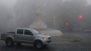 La zona de avenida Belgrano y bajada Sargento Cabral, tapada por la niebla de este martes.&nbsp;