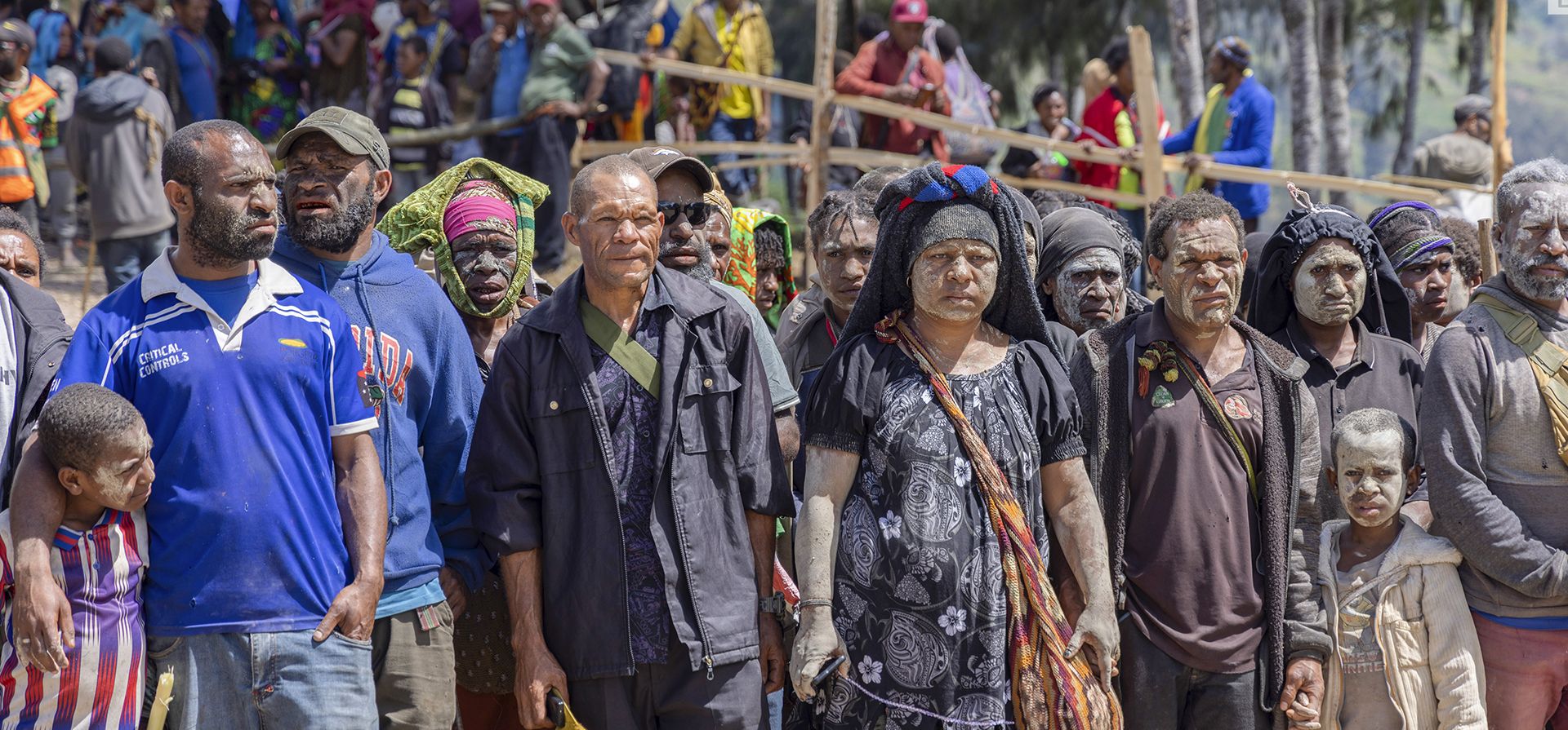 Aldeanos esperan mientras se distribuye ayuda alimentaria en un sitio temporal para los desplazados, luego del deslizamiento de tierra del 24 de mayo cerca de la aldea de Yambali en las tierras altas de Papúa Nueva Guinea, el lunes 3 de junio de 2024. (Seru Kepa/PNUD Papúa Nueva Guinea vía AP) Aldeanos esperan mientras se distribuye ayuda alimentaria en un sitio temporal para los desplazados, luego del deslizamiento de tierra del 24 de mayo cerca de la aldea de Yambali en las tierras altas de Papúa Nueva Guinea, el lunes 3 de junio de 2024. (Seru Kepa/PNUD Papúa Nueva Guinea vía AP)