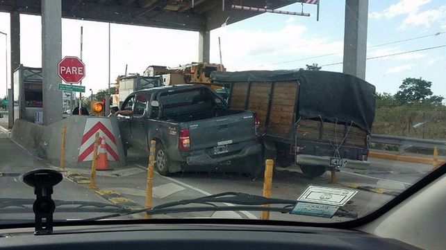 Una camioneta quiso adelantarse a otra en un peaje y terminaron atascadas