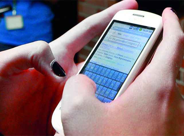 La invitó al cine y como estuvo toda la noche con el celular, la demandó