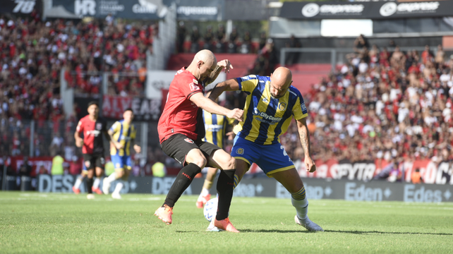 Carlos González disputa la pelota con Carlos Quintana. El nueve de Newells perdió el duelo con el zaguero canalla.