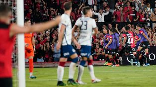 Todo Newells festeja el 2 a 2 señalado por Velázquez.