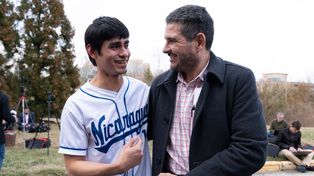 Juan Sebastián Chamorro es saludado al llegar a Washington ayer tras ser excarcelado y deportado.