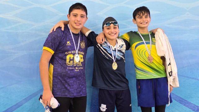 Román Retamar (izquierda) y los demás nadadores en el podio.