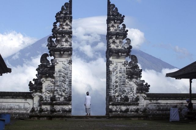 paisaje. Desde un templo de Karangasem un balinés observa el monte Agung cubierto de nubes.