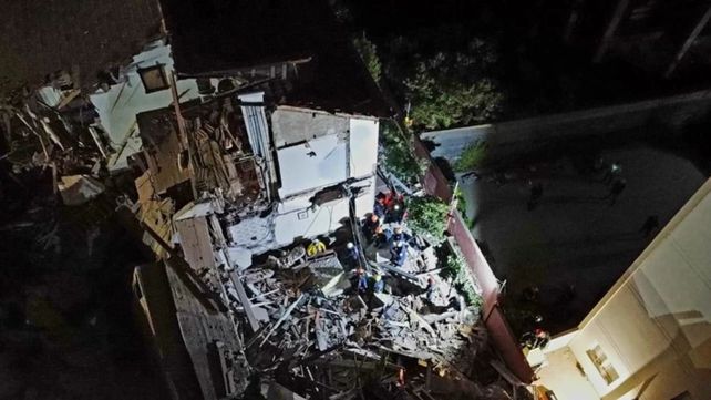 Derrumbe en Villa Gesell. Bomberos de toda la costa atlántica buscan personas atrapadas.
