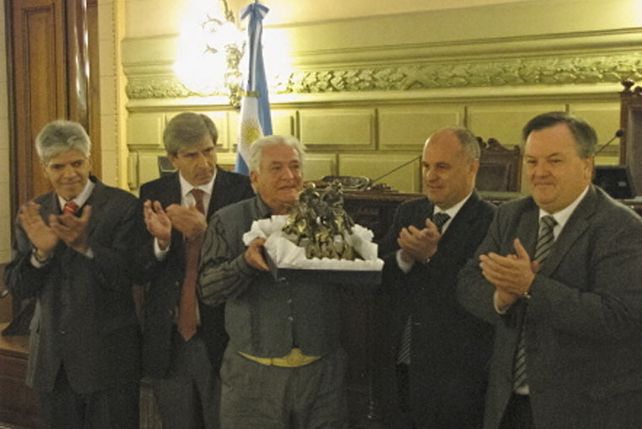 En un emotivo acto, el Senado distinguió a Orlando Vera Cruz