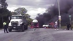 Un policía salvó a una mujer que había quedado encerrada en un auto en llamas