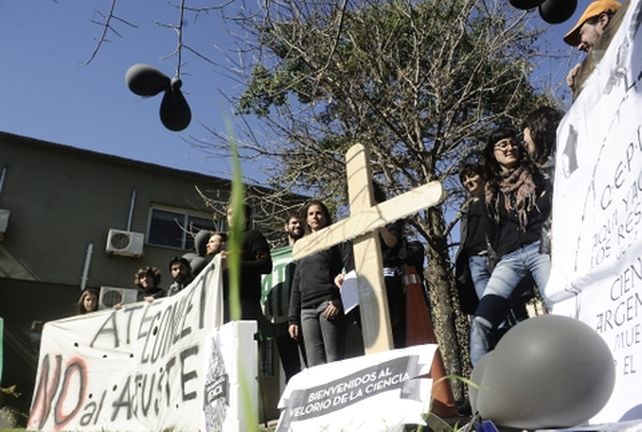 a lavar los platos. Estudiantes del Conicet